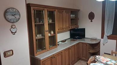 Cucina con tavolo e sedie