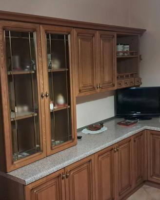 Cucina con tavolo e sedie
