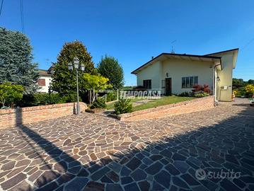 Casa indipendente con ampio giardino di proprietà
