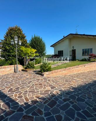 Casa indipendente con ampio giardino di proprietà