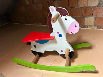 Cavallo a dondolo di legno