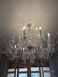 Tre lampadari in vetro trasparente con pendenti