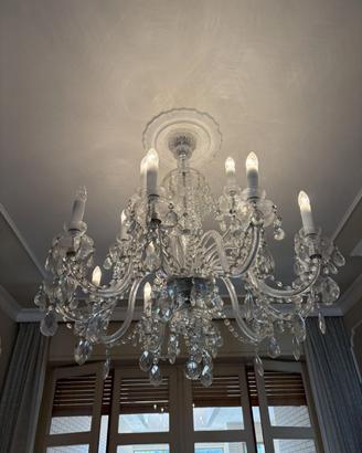 Tre lampadari in vetro trasparente con pendenti
