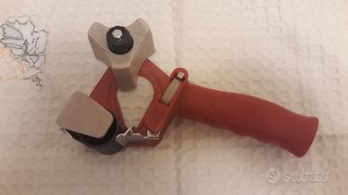 Dispenser e metro avvolgibile per nastro adesivo