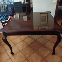 Tavolo e sedie in legno in stile inglese