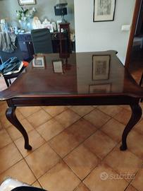 Tavolo e sedie in legno in stile inglese