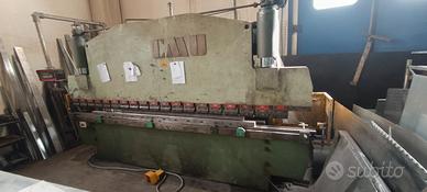 Piegatrice per lamiera