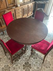 Tavolo in legno e sedie