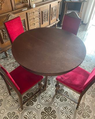 Tavolo in legno e sedie