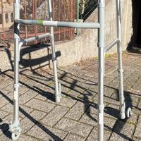 Deambulatore per anziani pieghevole con ruote