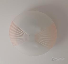 plafoniera bianca con inserto rosa 