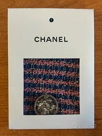bottone originale Chanel con campione in tessuto
