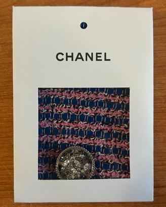 bottone originale Chanel con campione in tessuto