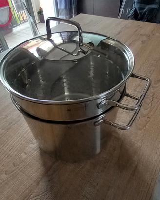 pentola WMF con scola pasta integrato  e coperchio
