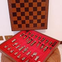 scacchiera in pelle con scacchi e dama