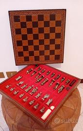 scacchiera in pelle con scacchi e dama