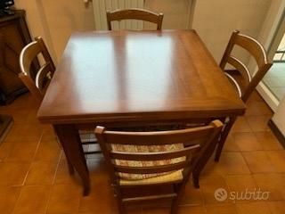 TAVOLO ALLUNGABILE CON QUATTRO SEDIE