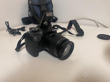 Fotocamera Canon EOS1300D con obiettivo 18-55