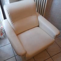 Poltrona color panna in pelle