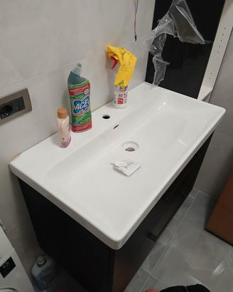Lavabo con piccola sbeccatura