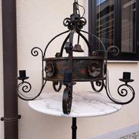 vecchio lampadario in ferro battuto