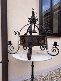 vecchio lampadario in ferro battuto