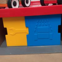 Garage parcheggio con due veicoli legno e plastica