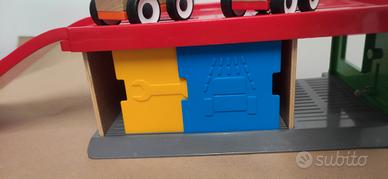 Garage parcheggio con due veicoli legno e plastica