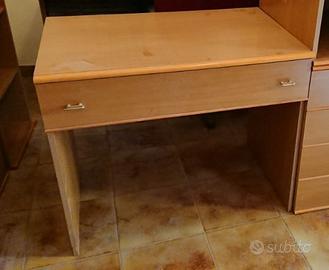 Scrivania con cassetto