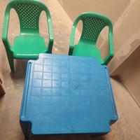 Tavolino plastica per bambini on due sedie
