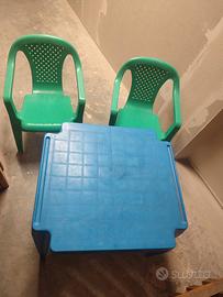 Tavolino plastica per bambini on due sedie