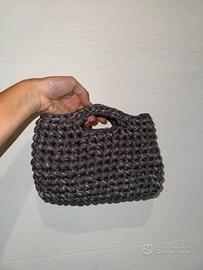 Borsetta fatta all’uncinetto grigia e argento