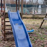 Parco giochi con scivolo