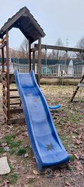 Parco giochi con scivolo