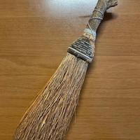 Scopetta in fibra vegetale con manico in legno
