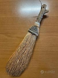 Scopetta in fibra vegetale con manico in legno