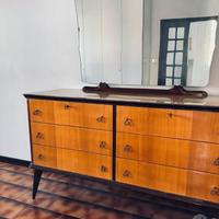 Cassettiera con ampio specchio