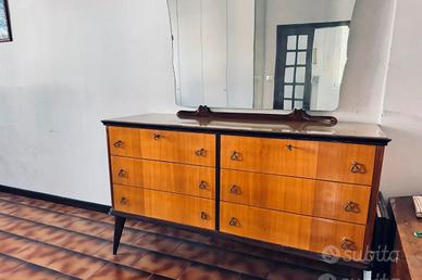 Cassettiera con ampio specchio