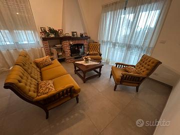 Divano tre posti, due  poltrone , un tavolino