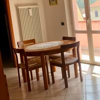 Tavolo rotondo con sedie