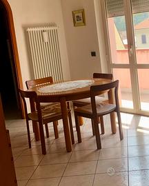 Tavolo rotondo con sedie