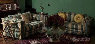 Coppia divani in tessuto damascato