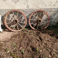 ruote di carro in legno.