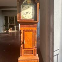 Antico orologio a pendolo in legno