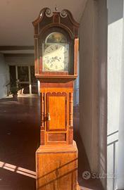 Antico orologio a pendolo in legno