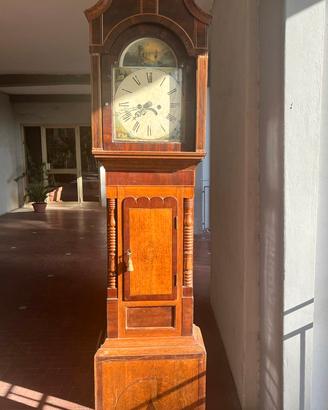 Antico orologio a pendolo in legno
