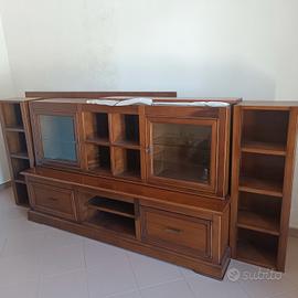 Parete attrezzata in legno con vetrina