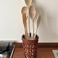 Cestino in vimini e cucchiai