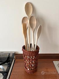 Cestino in vimini e cucchiai