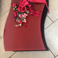 Tavolino basso in vetro e legno con ruote.